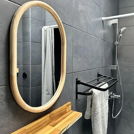 La Petite Maison Derrière La Gare